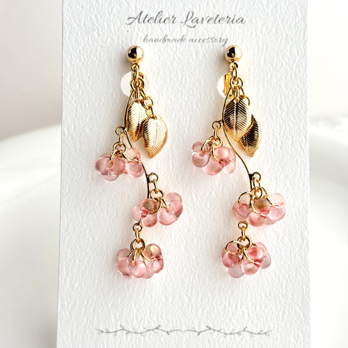 チェコビーズ 桜色 お花のゆらゆらイヤリング（ピアス） イヤリング