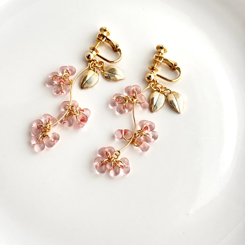 イエロー薔薇♡シャラシャラ お花×チェコリーフ ハンドメイドピアス イヤリング チェコビーズ 桜色 お花のゆらゆらイヤリング（ピアス