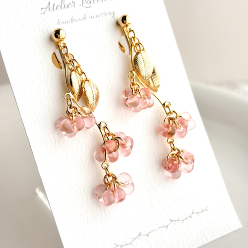 チェコビーズ 桜色 お花のゆらゆらイヤリング（ピアス） イヤリング