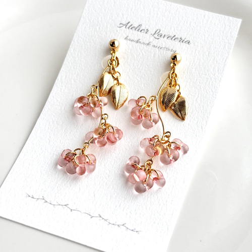 チェコビーズ 桜色 お花のゆらゆらイヤリング（ピアス