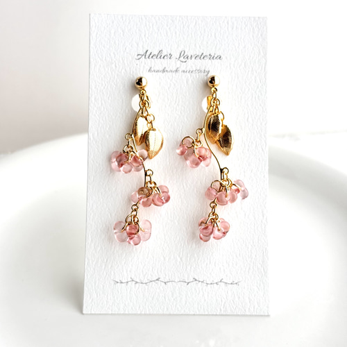 チェコビーズ 桜色 お花のゆらゆらイヤリング（ピアス） イヤリング