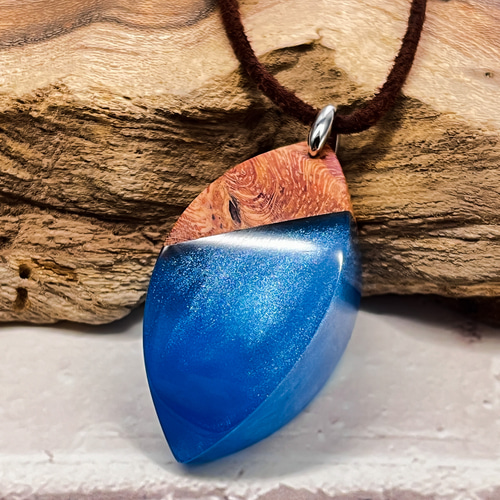 ★在庫SALE★ ネックレス　ペンダント　長方形　blue ハンドメイド　レジン ウッドレジン ネックレス 結晶〜ブルー〜 ネックレス・ペンダント