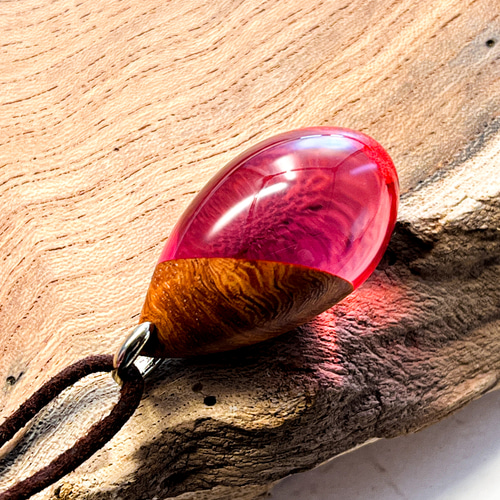 ハンドメイド 赤のレジンと木のコラボペンダント ネックレス　プレゼント　一点物 ハンドメイド 赤のレジンと木のコラボペンダント ネックレスプレゼント