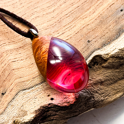 ハンドメイド 赤のレジンと木のコラボペンダント ネックレスプレゼント