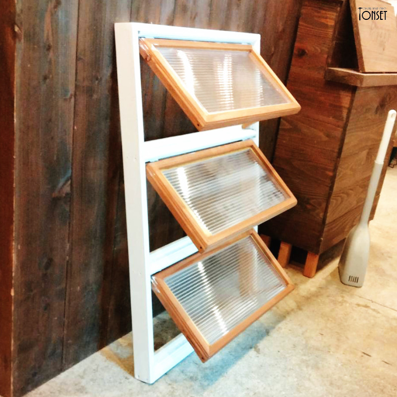 縦3連上開き窓枠モチーフ　フレンチカフェcol.