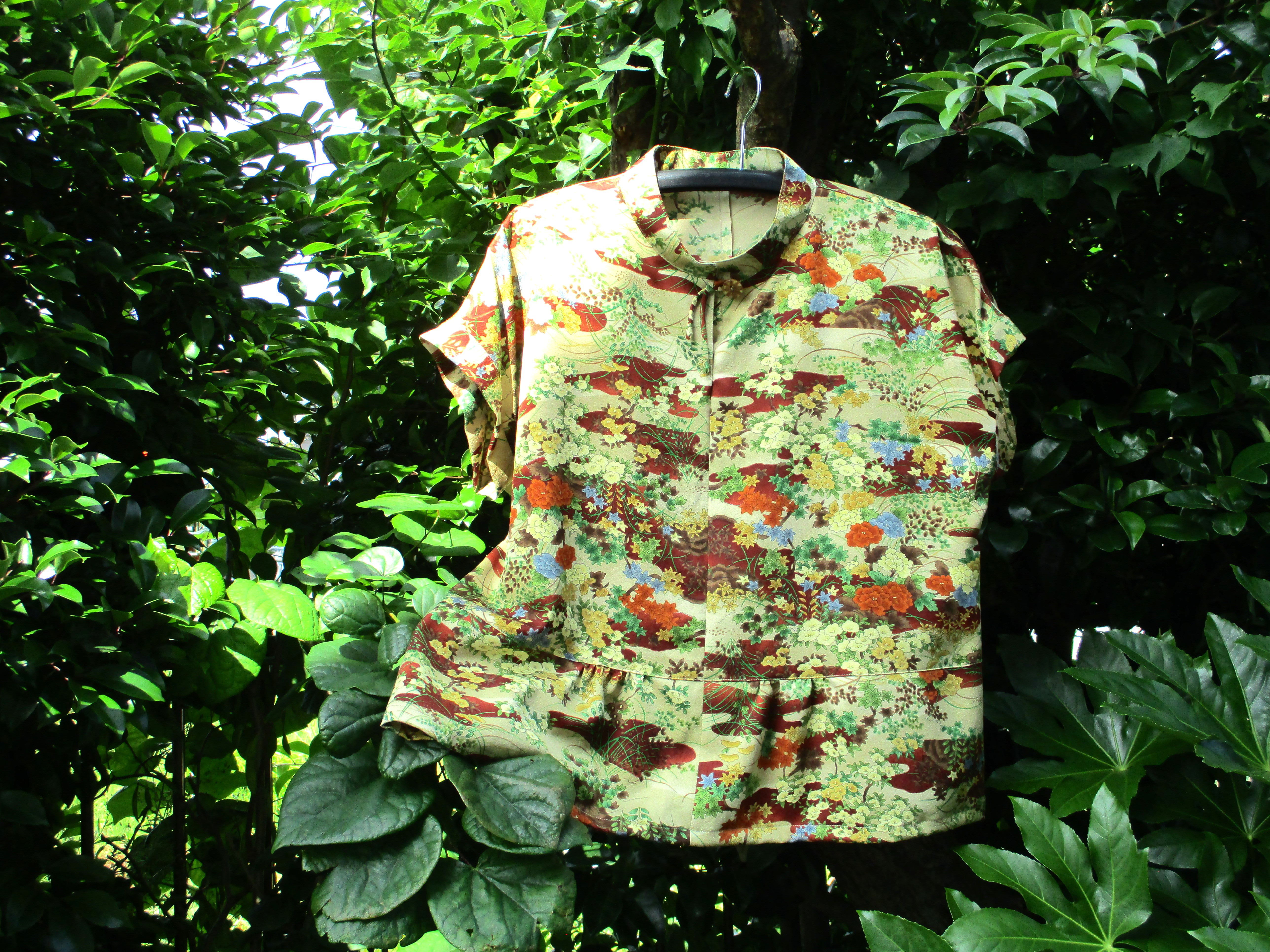 着物リメイク ハンドメイド ブラウスシャツ winepart12 R321 和の布創作服＞ 草花柄が華やかなブラウス 絹 着物リメイク 一品