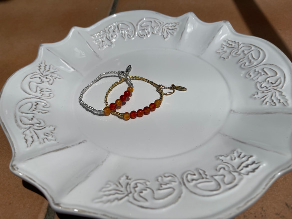 【期間限定SALE 700円OFF】カーネリアンとメタルパーツの チャーム付きブレスレット　天然石 264 10枚目の画像