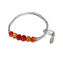 【期間限定SALE 700円OFF】カーネリアンとメタルパーツの チャーム付きブレスレット　天然石 264 8枚目の画像