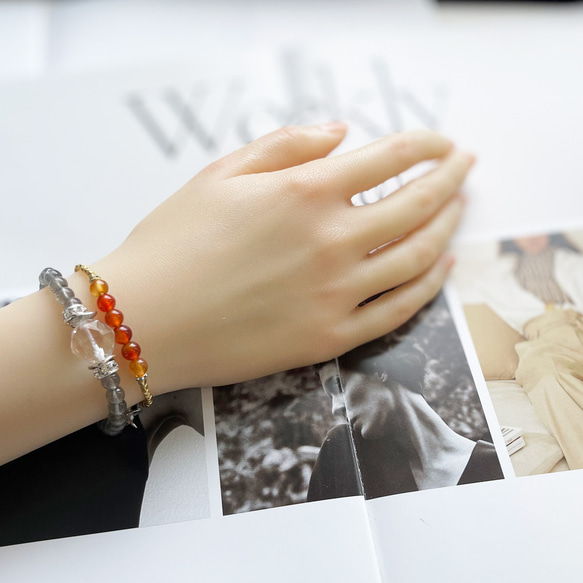 【期間限定SALE 700円OFF】カーネリアンとメタルパーツの チャーム付きブレスレット　天然石 264 6枚目の画像