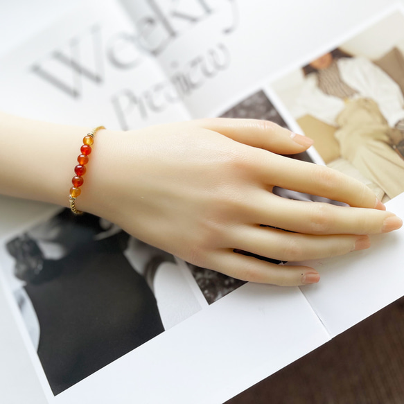 【期間限定SALE 700円OFF】カーネリアンとメタルパーツの チャーム付きブレスレット　天然石 264 4枚目の画像