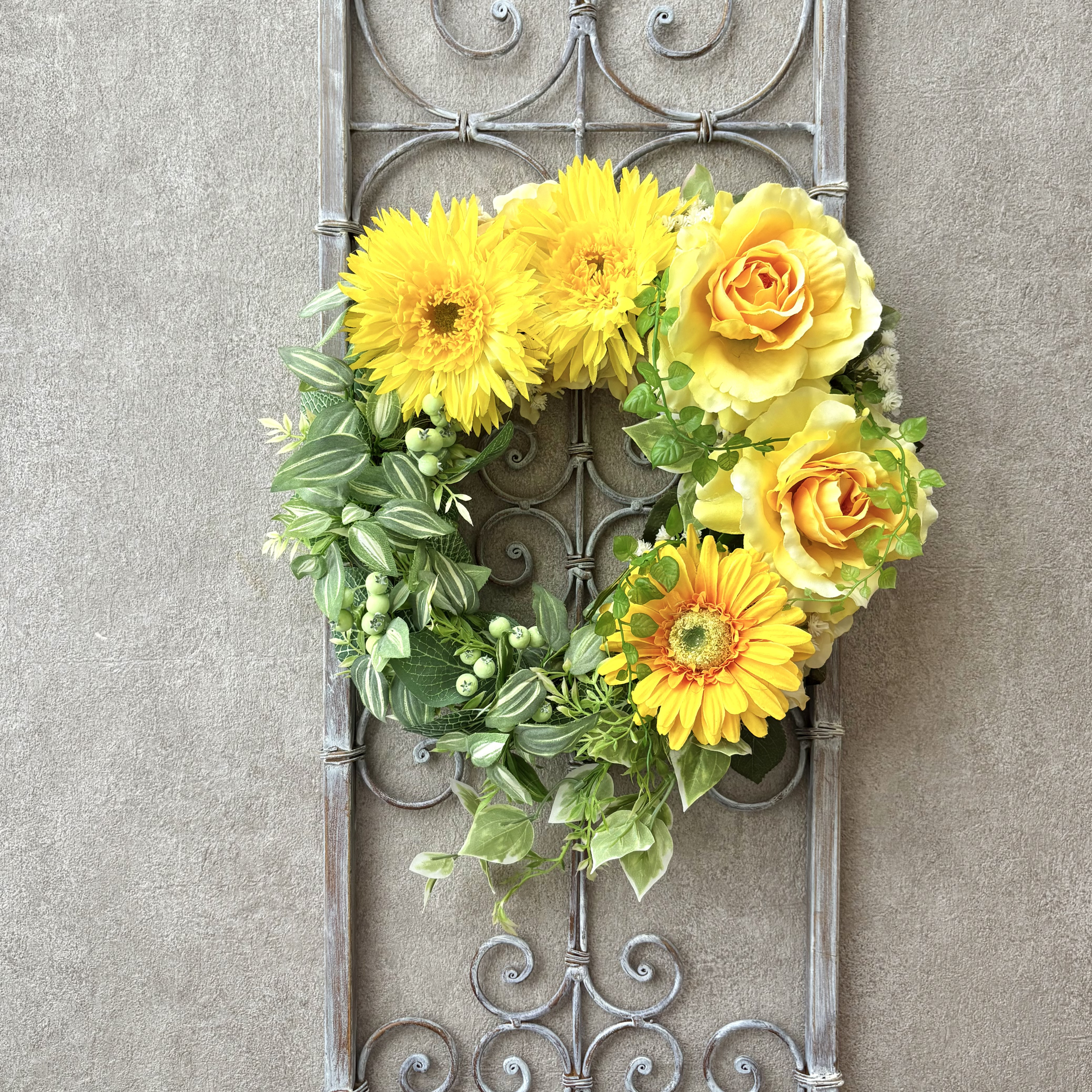 鮮やかなイエローのガーベラとバラのサマーリース　造花　黄色　夏　爽やか　大きいサイズ　直径35㎝　玄関リース