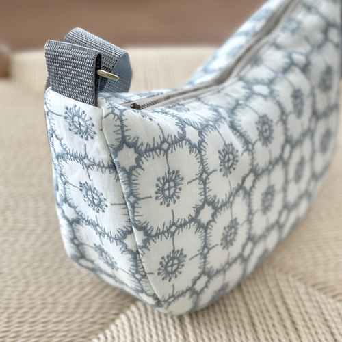 ミナペルホネン　タック入りフラップショルダーバック anemone anemone ミナペルホネン　タック入りフラップショルダーバック