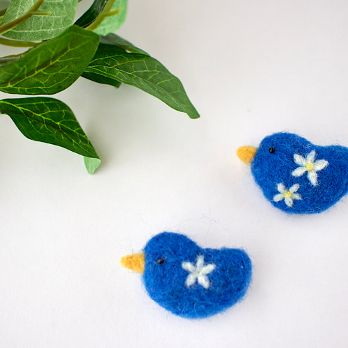 羊毛フェルト 青い鳥ブローチ+白い花 ブローチ だんけひつじ 通販