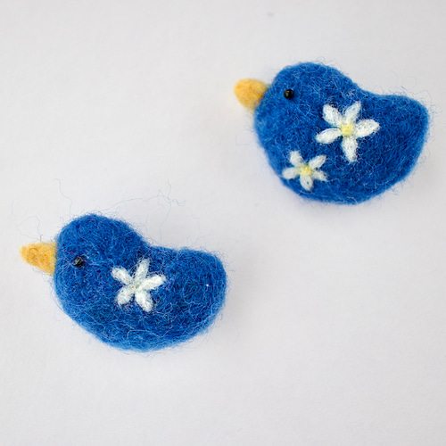 青い空　羊毛フェルト　メジロ　ブローチ　鳥　アクセサリー 羊毛フェルト 青い鳥のブローチ ブローチ CHIRA MIRA 通販