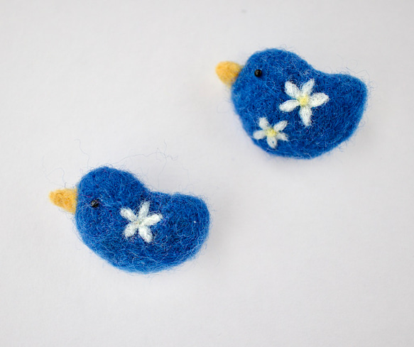 羊毛フェルト 青い鳥ブローチ+白い花 ブローチ だんけひつじ 通販