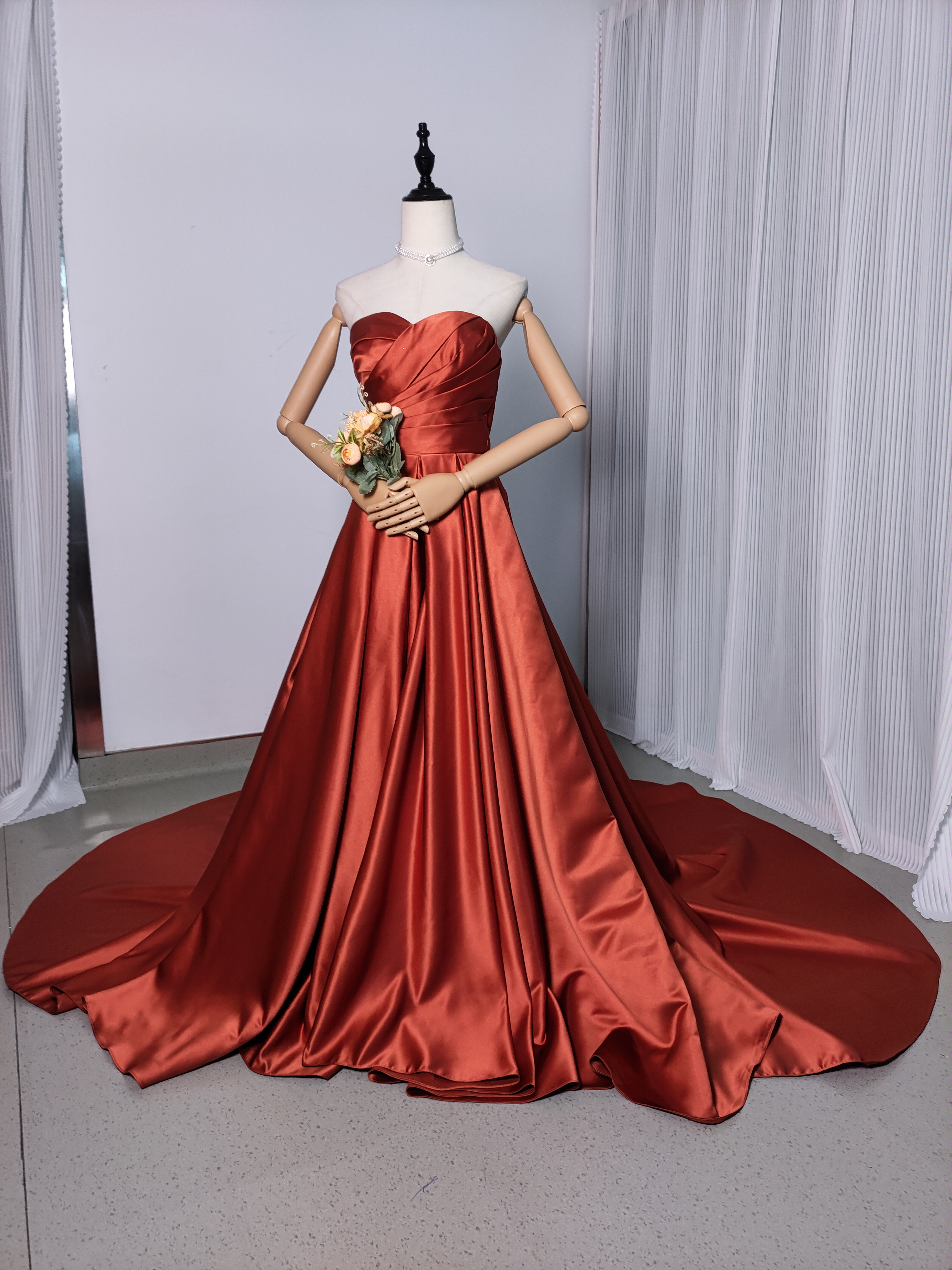 送料無料！カラードレス テラコッタ色 編み上げ  光沢感 ベアトップ  ロングトレーン  前撮り