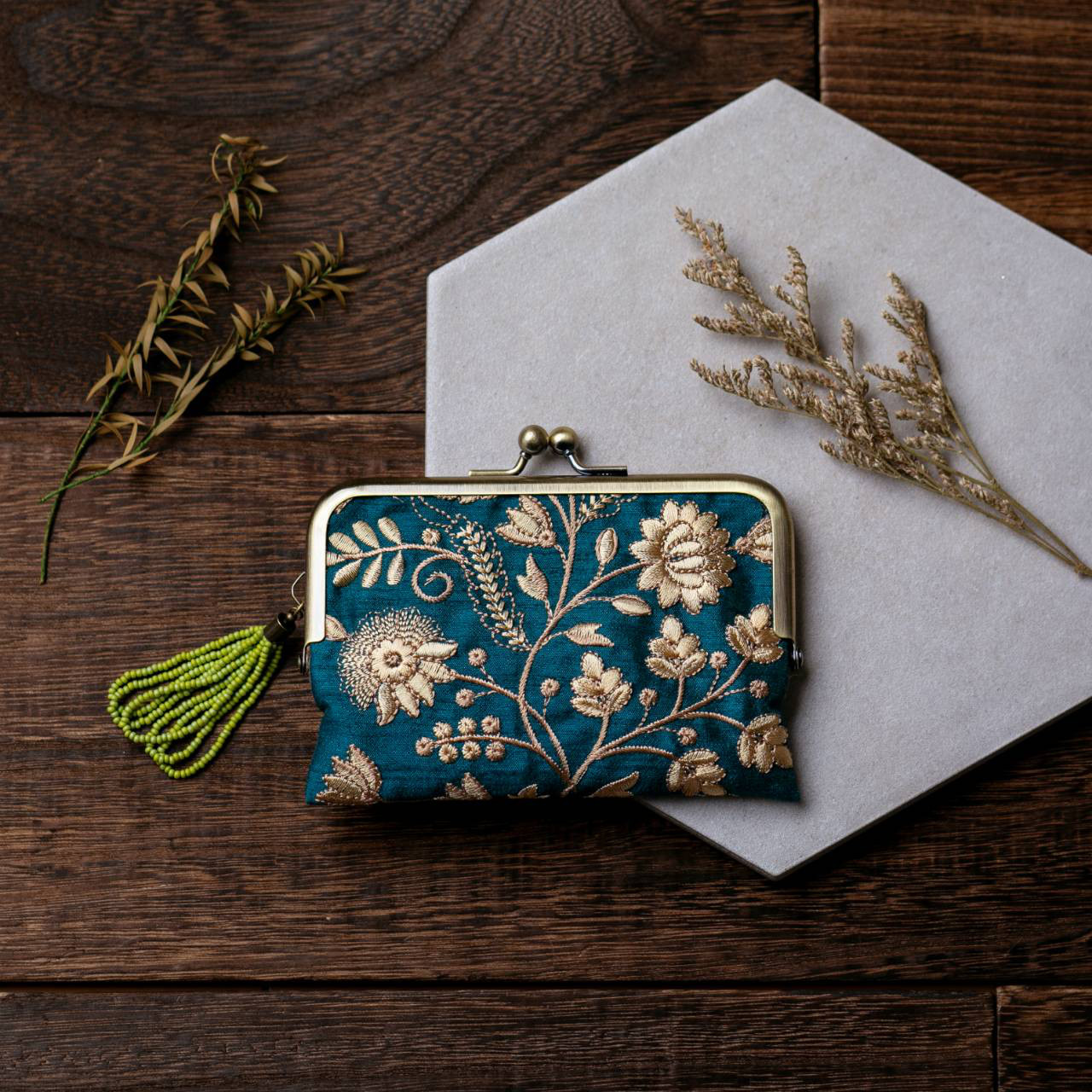 刺繍ビーズ装飾の黒い小銭入れ 刺繍ビーズ装飾の黒い小銭入れ ビーズ 小銭入れ・コインケース