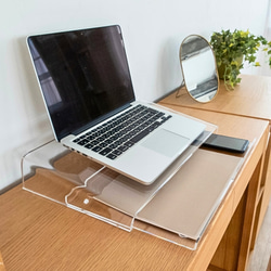 透明で圧迫感なく便利なアクリル製ノートパソコンスタンド LOW トレー