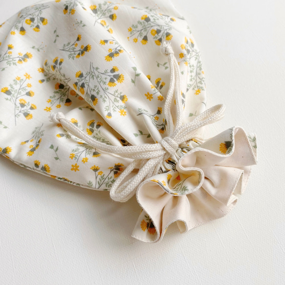 《送料無料》お着替え袋　コップ袋　フリル巾着　コットン 花柄　カモミール　女の子 1枚目の画像