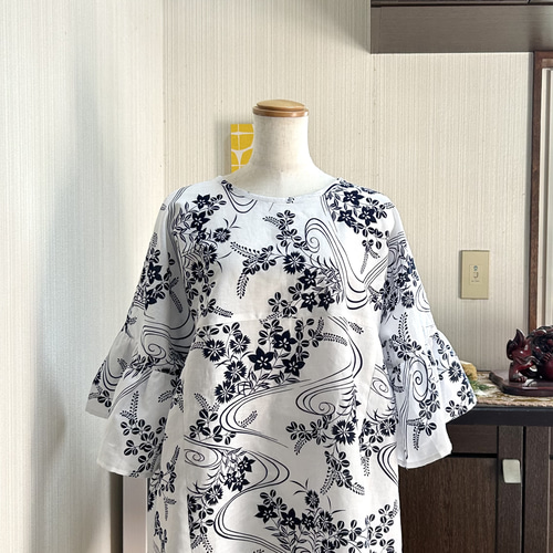 浴衣反物リメイクチュニック 浴衣 反物 リメイク チュニック 白に濃紺 撫子 桔梗 花柄 後ろ