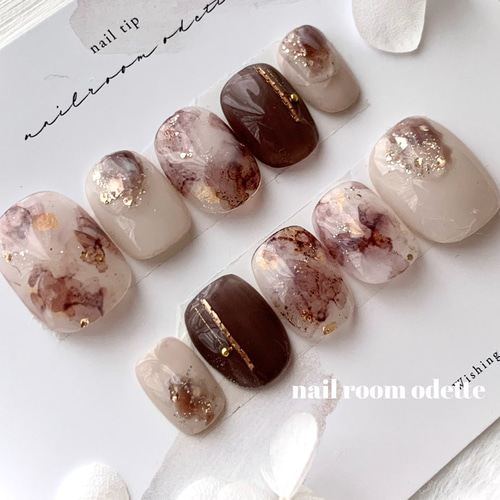 新作 ブラウンとホワイトのニュアンスネイルチップ ブラウン
