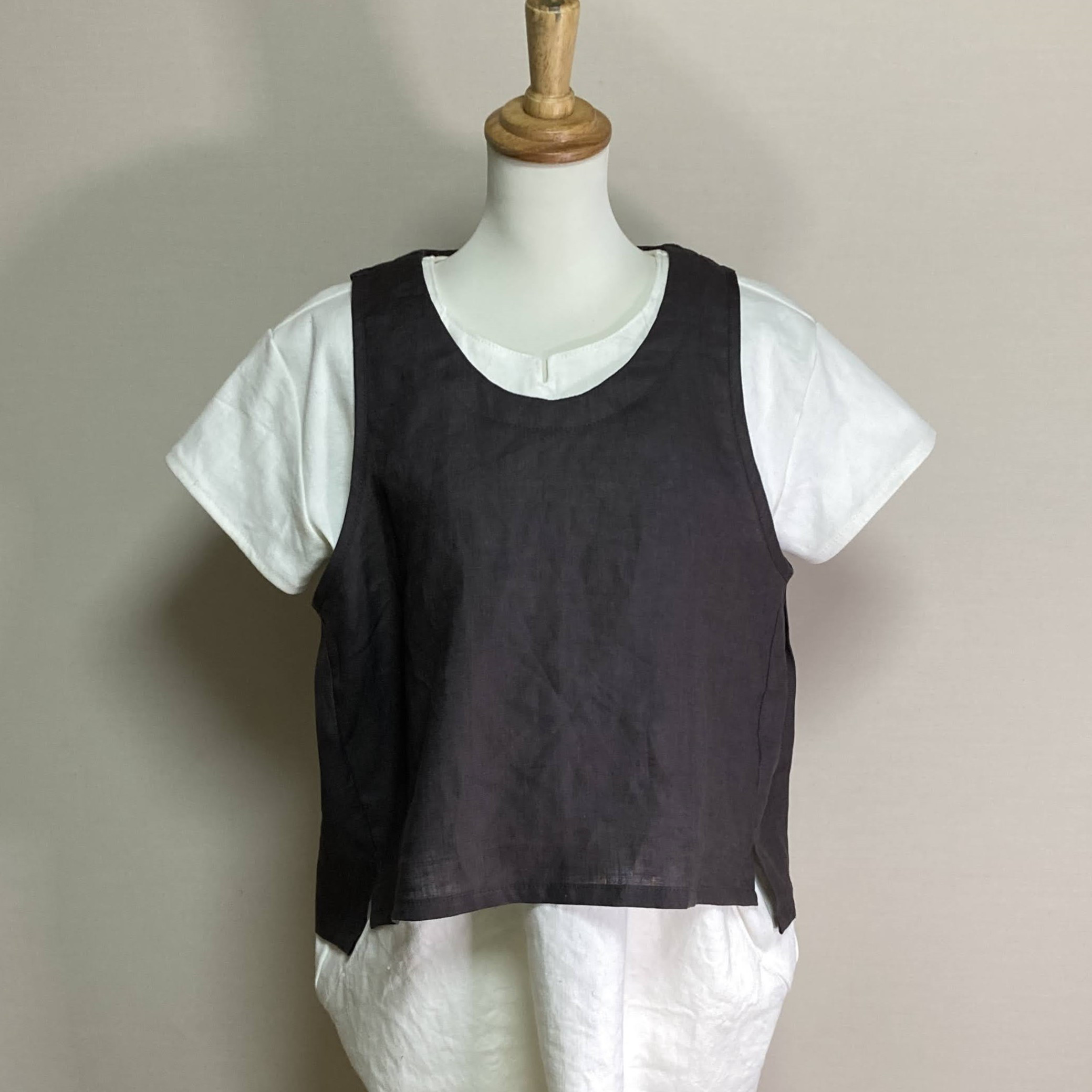 カラーリネン◆三角スリットベスト◆チャコール◆フリーサイズ（中厚、リネン100％）～ベスト・ジレ～