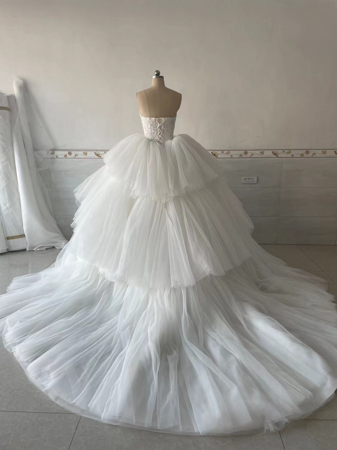 お買い得！華やかトレーン　白　カラー変更可能　編み上げ　激安　ウェディングドレス　披露宴卒業式成人式音楽会演奏会オーダー