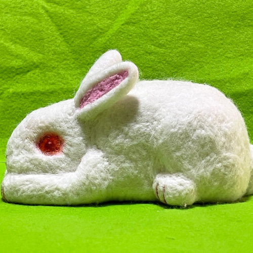 白うさぎ(中) 置物#1(綿と羊毛フェルト) 羊毛フェルト 工房TAKA