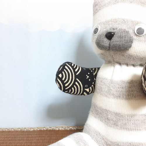 最終値下げ、グレーのリボン付きぬいぐるみ しましま灰猫さん□靴下ぬいぐるみ/ソックドール ぬいぐるみ もちまる