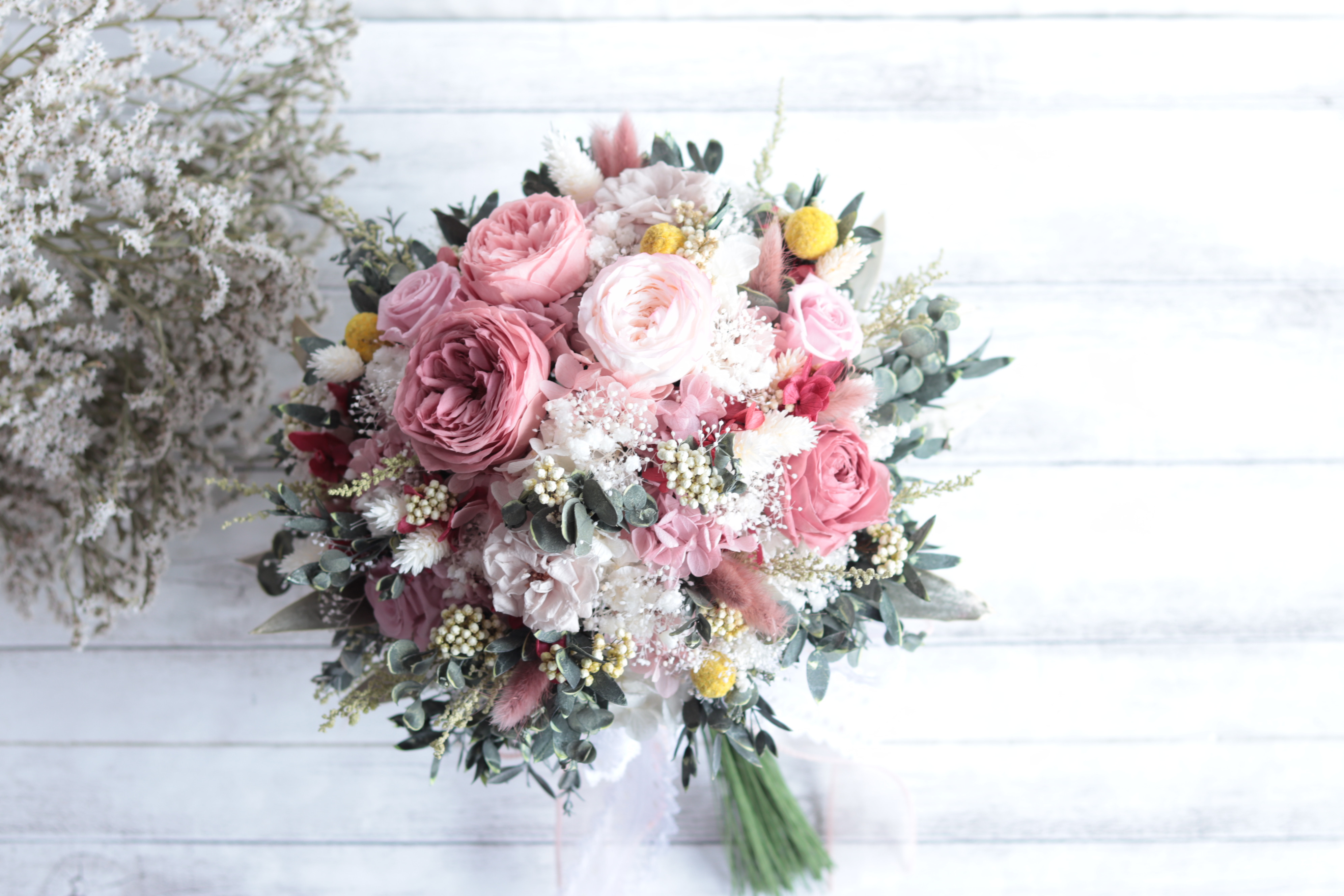 クラシックピンク&ユーカリのナチュラルクラッチブーケ＊プリザーブドフラワー＊お揃いヘッドドレス・ブートニアもオーダーＯＫ