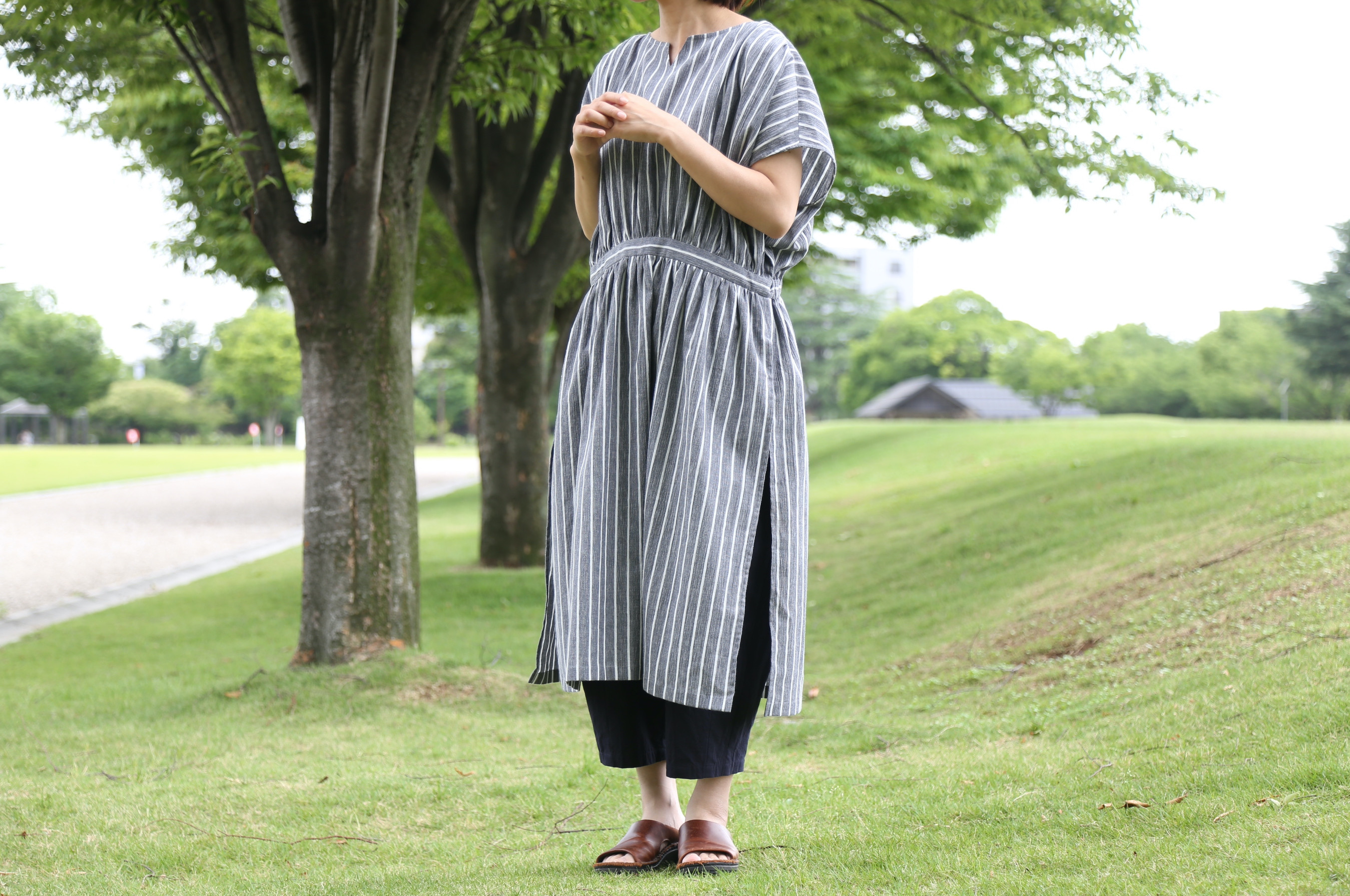サイドスリットワンピース（亀田縞）グレーストライプ