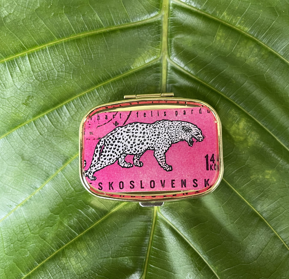 〔ピルケース〕おしゃれでかわいい！持ち運びしやすい外国切手のケース（チェコ　ヒョウ）ラッピング無料！プレゼントにも 3枚目の画像