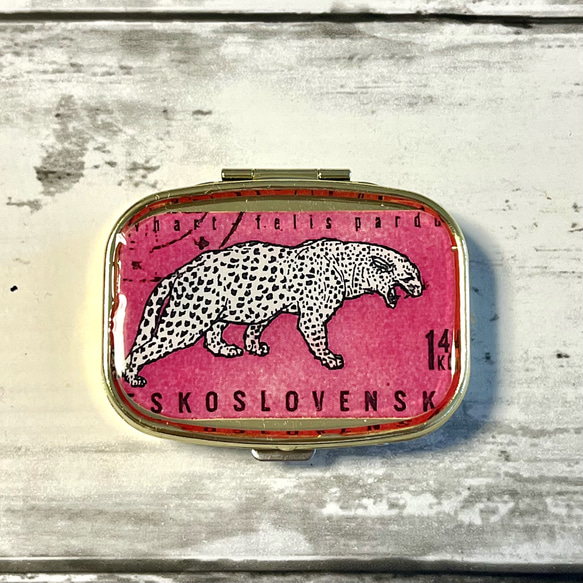 〔ピルケース〕おしゃれでかわいい！持ち運びしやすい外国切手のケース（チェコ　ヒョウ）ラッピング無料！プレゼントにも 1枚目の画像