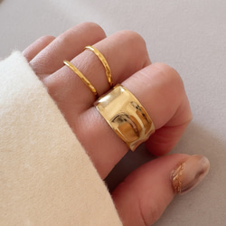 フリーサイズ◆重ねづけ風リング×ボリュームリング（ゴールド）/サージカルステンレス　指輪+フリーサイズ　春 金アレ対応 2枚目の画像