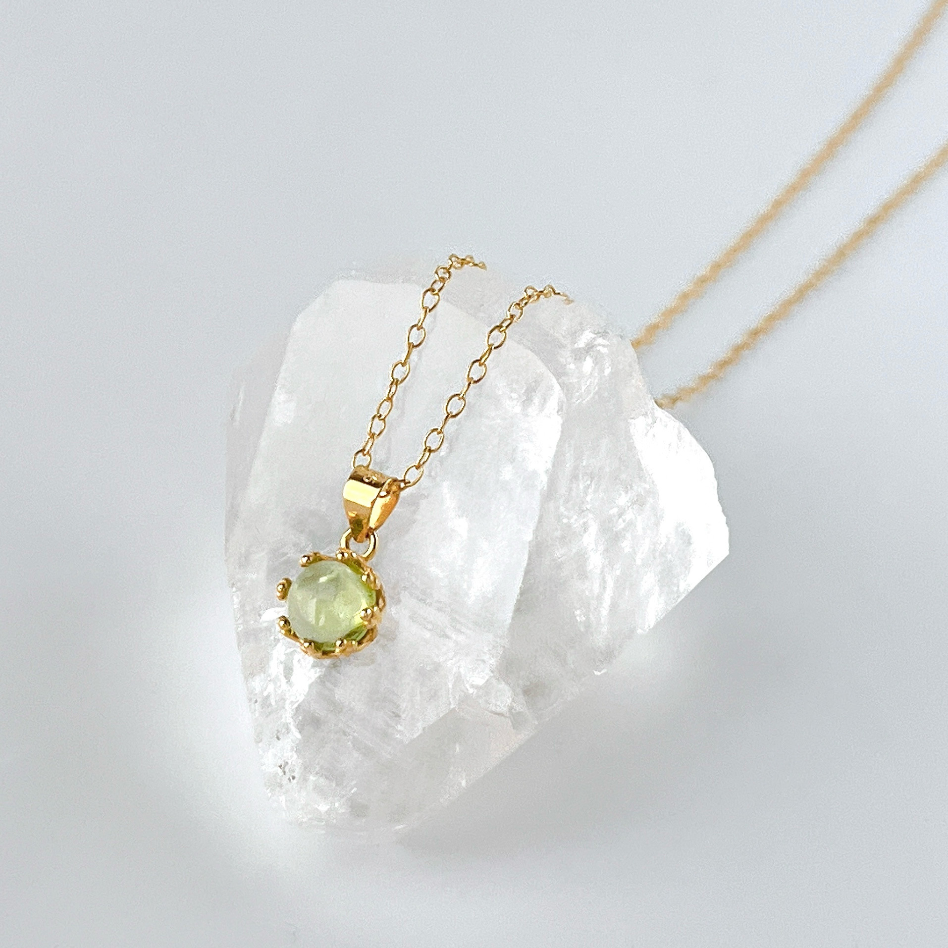 【8月の誕生石】ペリドットの一粒ネックレス　天然石 クラウン グリーン 若草色 14kgf シンプル プレゼント 誕生日