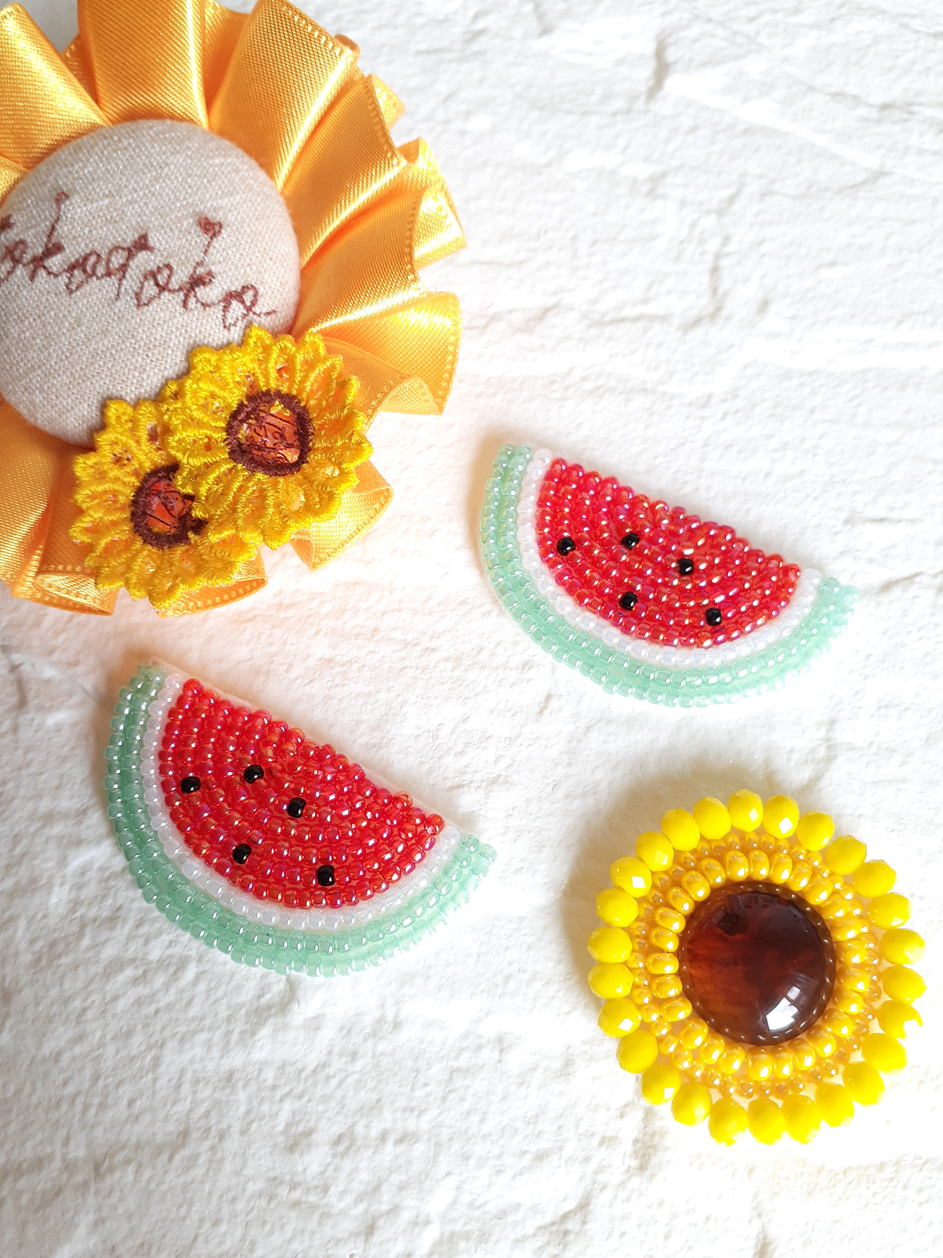 スイカのブローチ】ハンドメイド ビーズ刺繍 夏 爽やか フルーツ