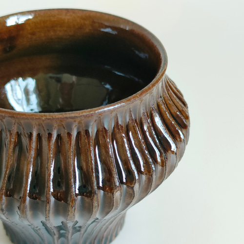 フラワーベース 鎬 しのぎ 花器 花瓶 飴釉 茶色 光沢 多用途 小 フラワーベース 鎬 しのぎ 花器 花瓶 飴釉 茶色 光沢 多用途 小