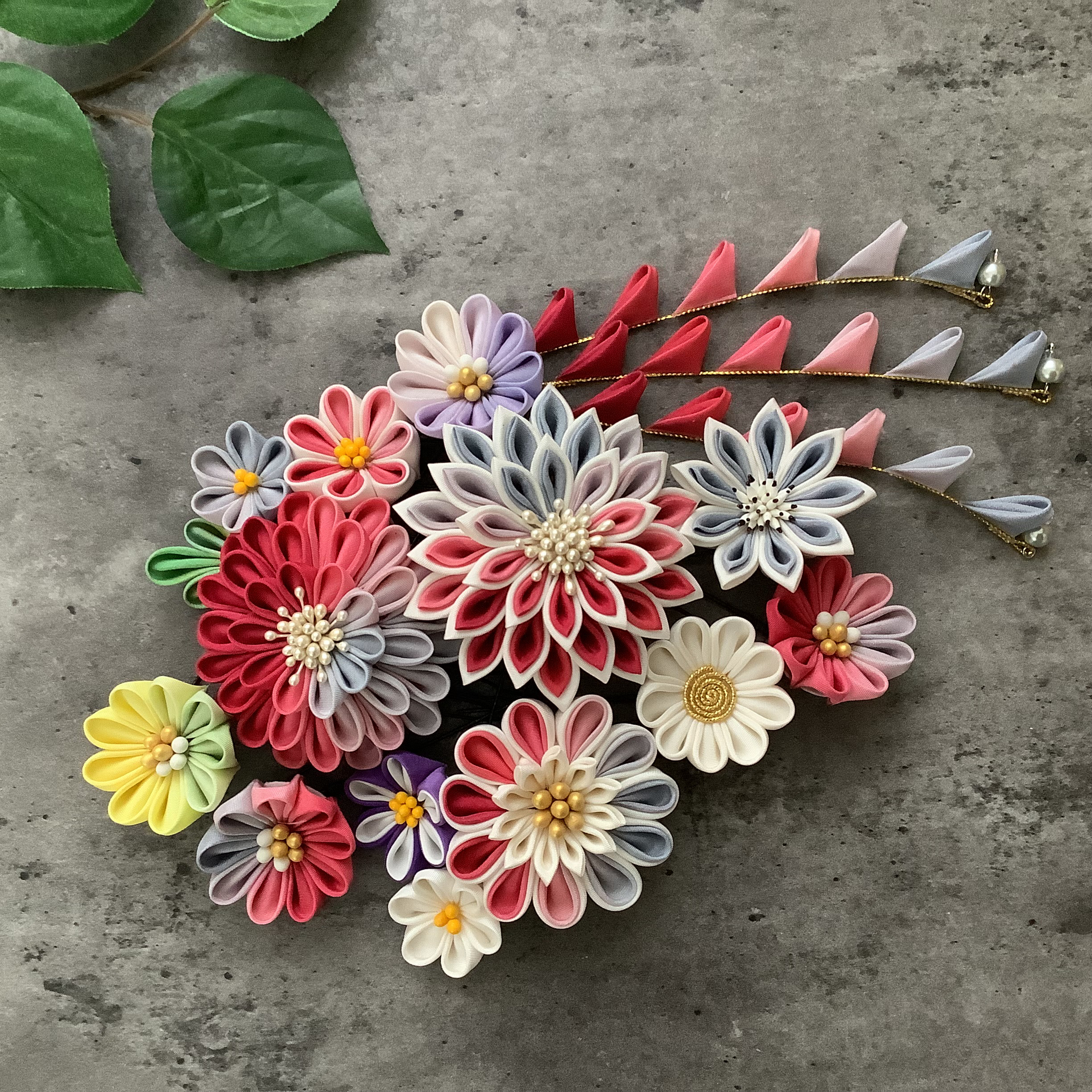 【つまみ細工髪飾り】シルク手染めグレーからボルドーへのグラデーション・成人式 /結婚式 / 卒業式/記念日/七五三