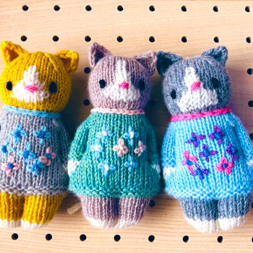 ねこ ハチワレ ぼうぐるみ グリーン花柄ワンピース あみぐるみ