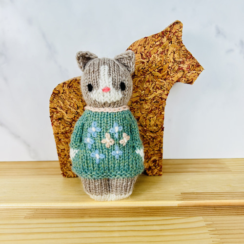 ねこ ハチワレ ぼうぐるみ グリーン花柄ワンピース あみぐるみ