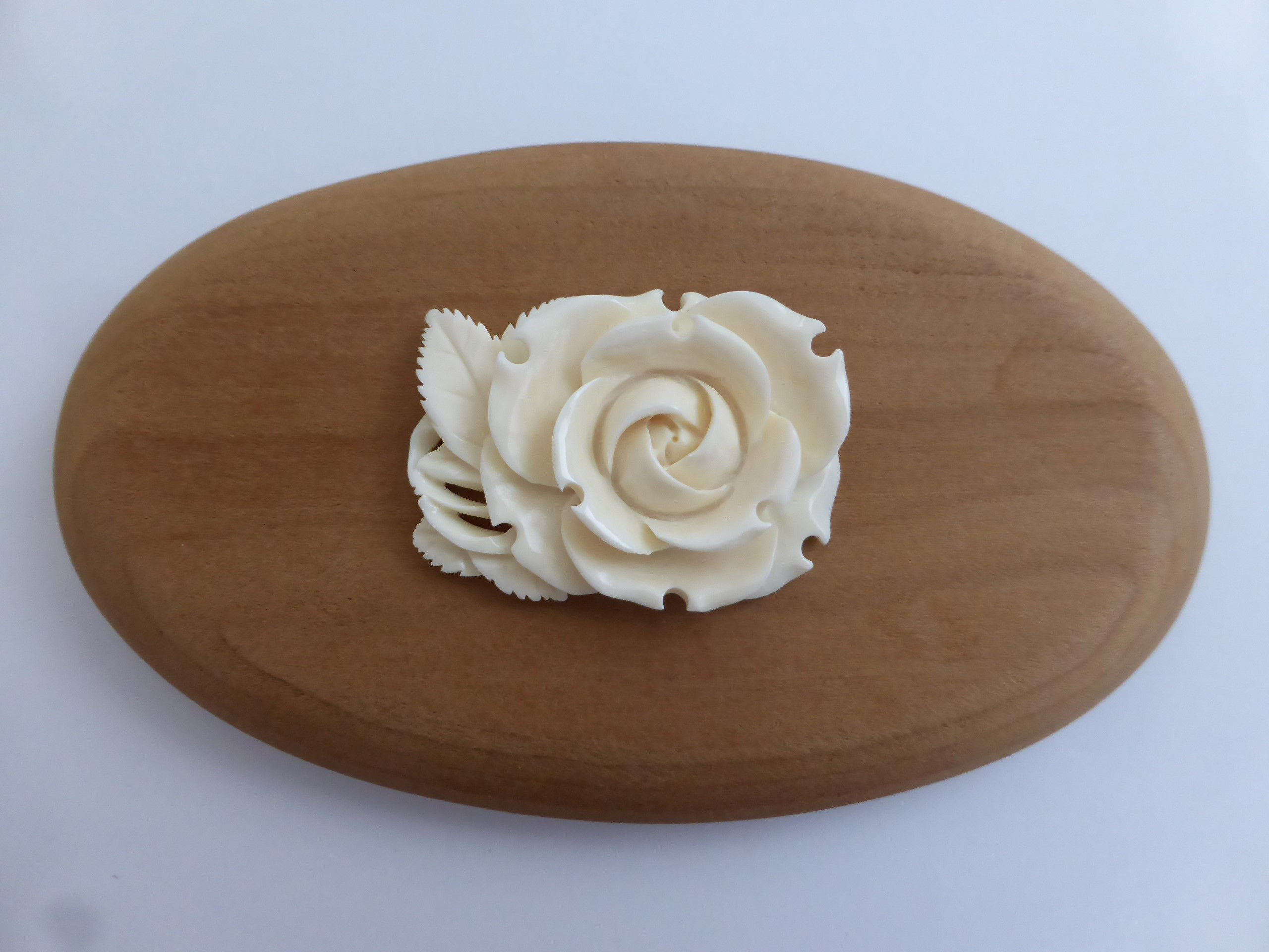 本象牙 アイボリーカービング「葉付き薔薇」