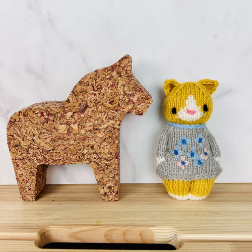 ねこ ハチワレ ぼうぐるみ グレー花柄ワンピース あみぐるみ