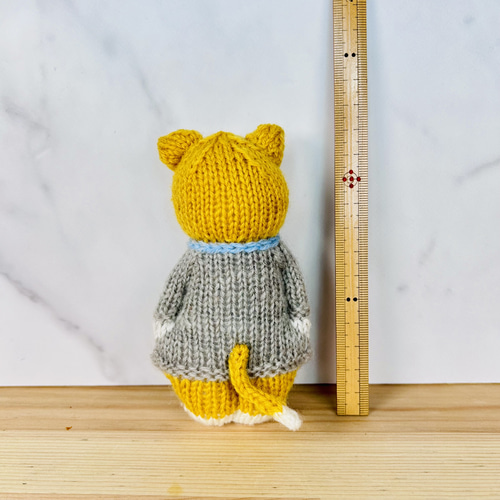 ねこ ハチワレ ぼうぐるみ グレー花柄ワンピース あみぐるみ