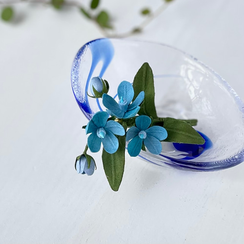 布花幸せの青い花、ブルースターのブローチ ブローチ 布花工房 
