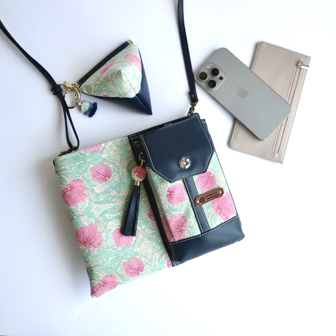 二つ折りにするとコンパクトになる2wayスマホポシェット　ウィリアムモリス　るりはこべ　ミントグリーン&ピンク