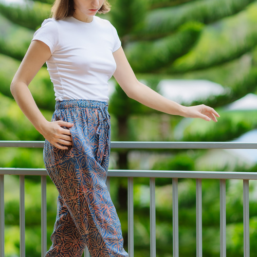 草木染め手染めコットンシルクサルエルパンツ ロングパンツ Jonno 通販