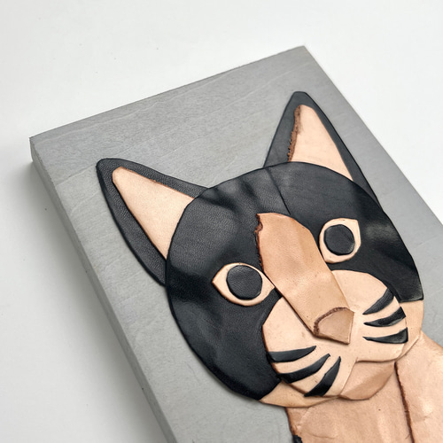 レザーのコラージュアート（ハチワレ猫） 革 A5サイズ 木製パネル 一点