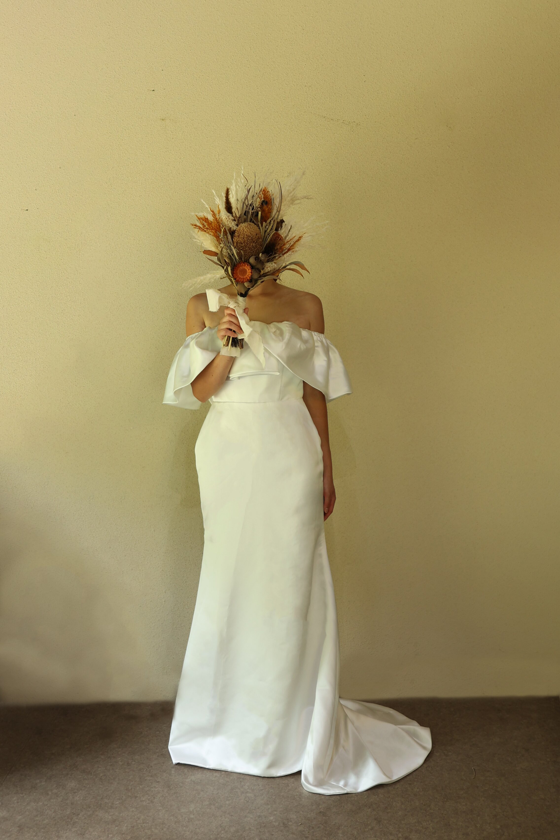 送料無料！パーティードレス オフホワイト オフショル 光沢サテン 前撮り  色直し