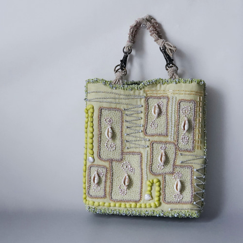 タカラガイの思い出】両面ビーズ刺繍ハンドバッグ 長財布対応 イエロー