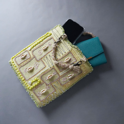 タカラガイの思い出】両面ビーズ刺繍ハンドバッグ 長財布対応 イエロー